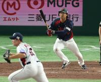 　５回、右前に勝ち越し２点適時打を放つ石上（撮影・金田祐二）