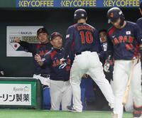 　４回、五十幡の押し出し四球で三走・岸田が生還。出迎える井端監督（撮影・佐々木彰尚）