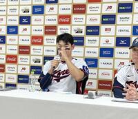 　会見で涙を流す金周元（撮影・田中政行）