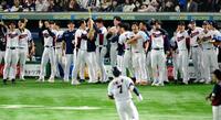　９回、金周元（手前）の同点ソロを喜ぶ韓国ナイン
