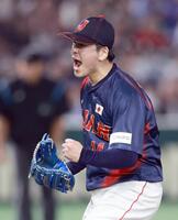 　６回裏を無得点に抑え、雄たけびをあげる隅田