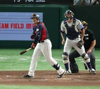 　８回、四球を選ぶ岡本（撮影・金田祐二）