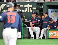 　ベンチから試合を見つめる岡本