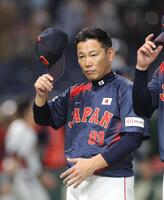 　韓国戦を終え、スタンドにあいさつする井端監督（撮影・西岡正）