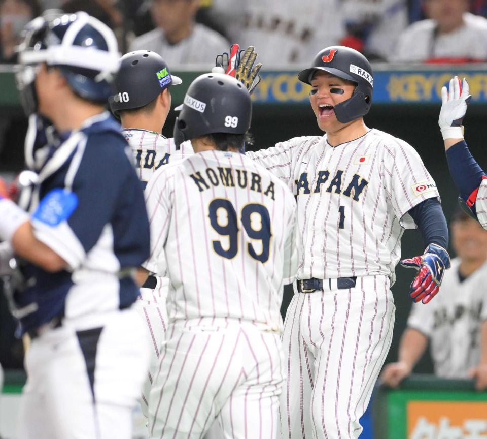 　５回、３ランを放った岸田を迎える森下（撮影・伊藤笙子）