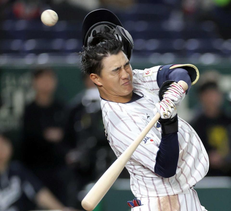 　５回、死球を受ける西川（撮影・西岡正）