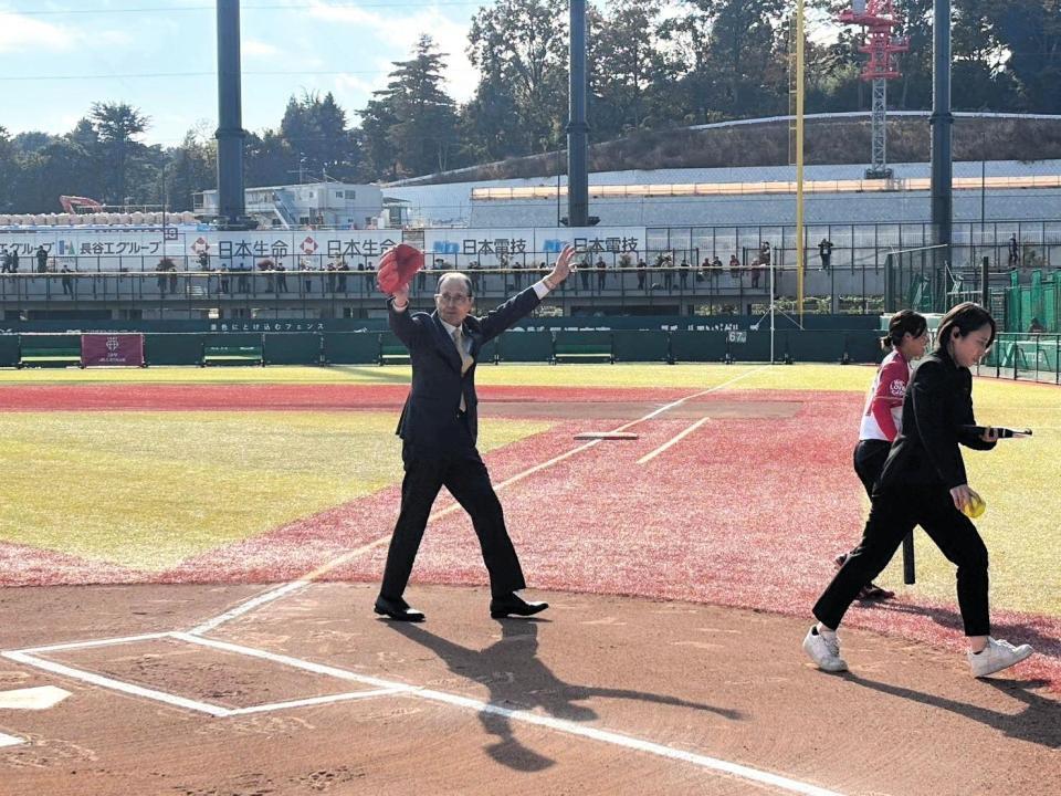 　ソフトボールのファーストピッチセレモニーに登場した王貞治氏