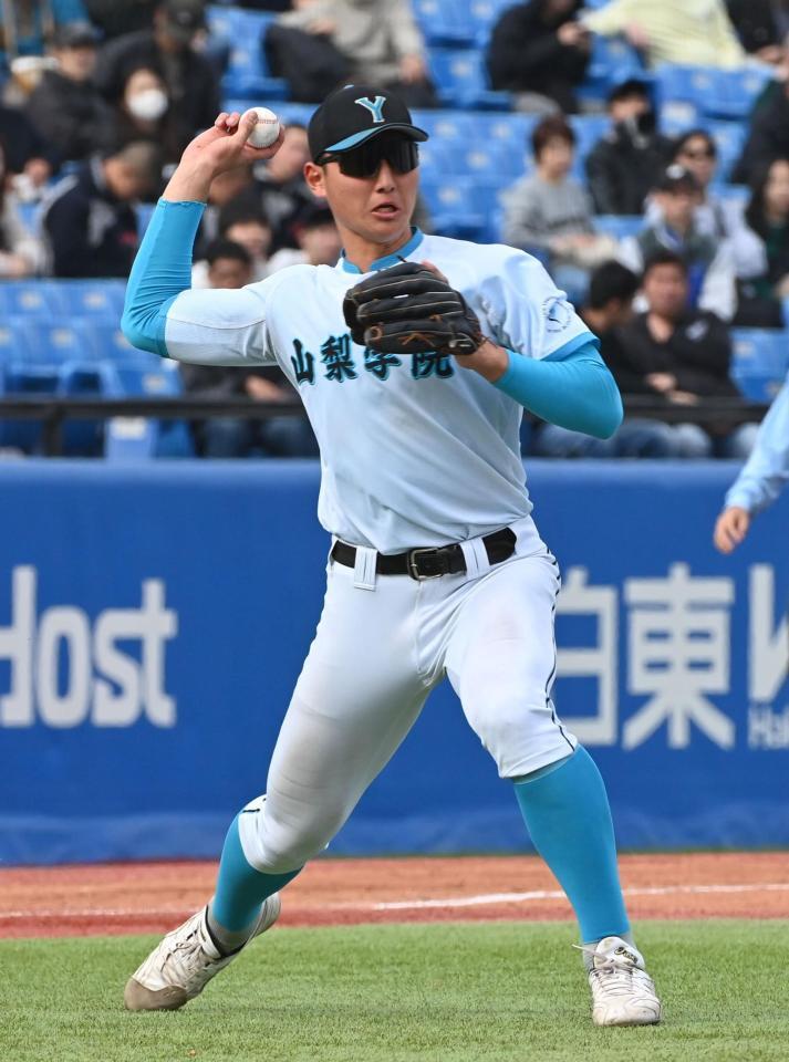 　３回、平間勇吏の三塁ゴロを処理する山梨学院・菰田陽生（撮影・持木克友）