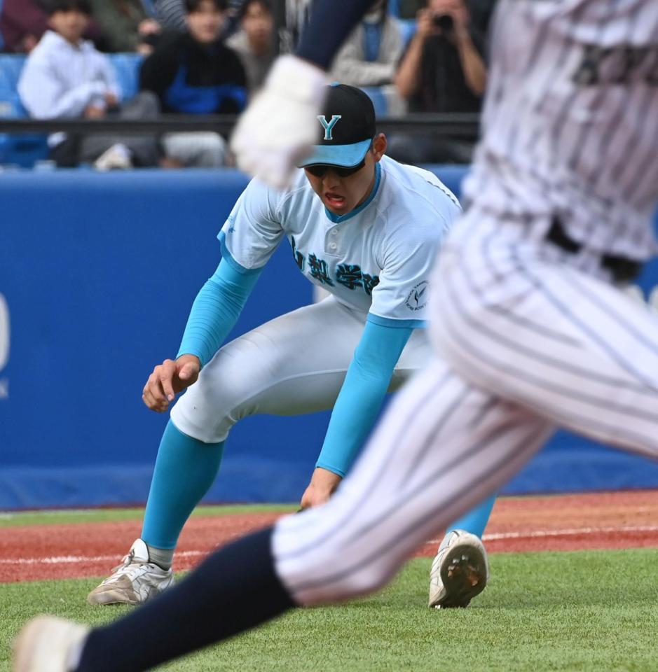 　３回、平間勇吏の三塁ゴロを処理する山梨学院・菰田陽生（撮影・持木克友）