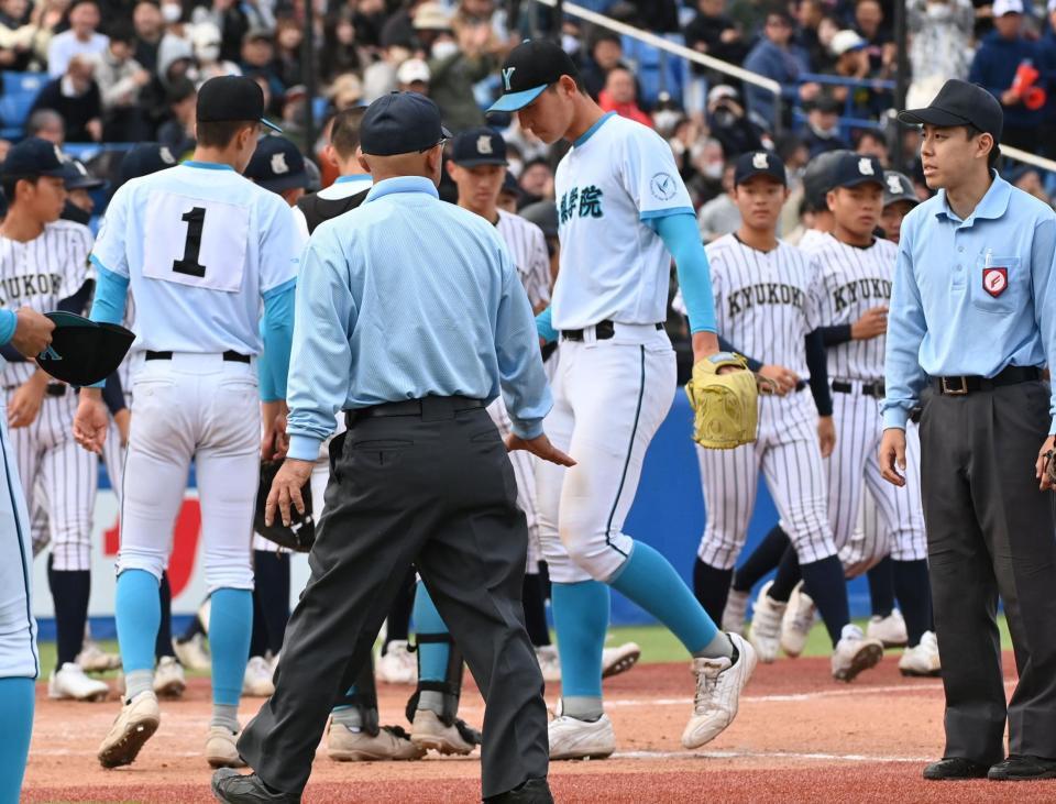 　暴投で逆転サヨナラ負けを喫した山梨学院・菰田陽生（撮影・持木克友）
