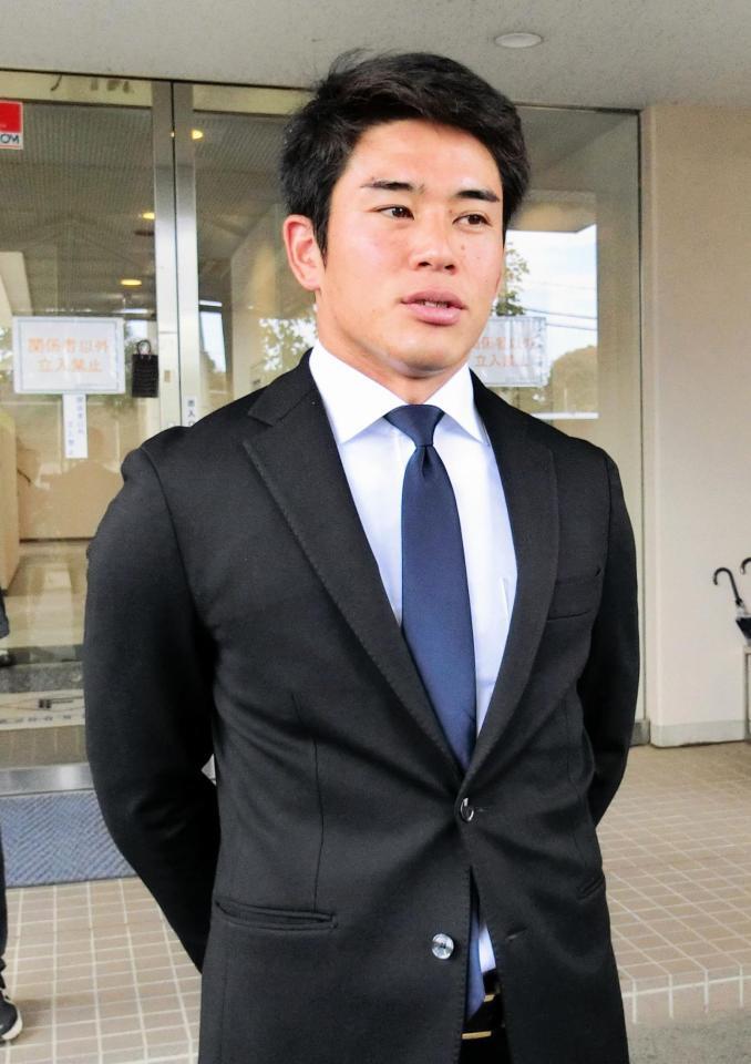 　育成契約を結び、取材に対応する宮内