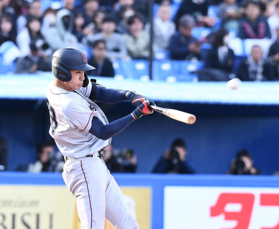　５回、反撃の左越えソロを放った立命大・西野（撮影・園田高夫）