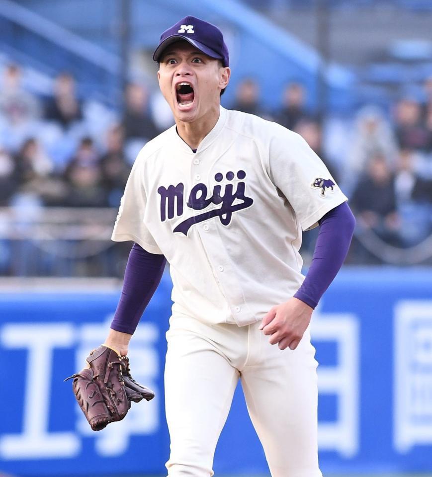 　６回、ピンチで角井を見逃し三振に仕留め、雄たけびを上げる明大・毛利（撮影・園田高夫）