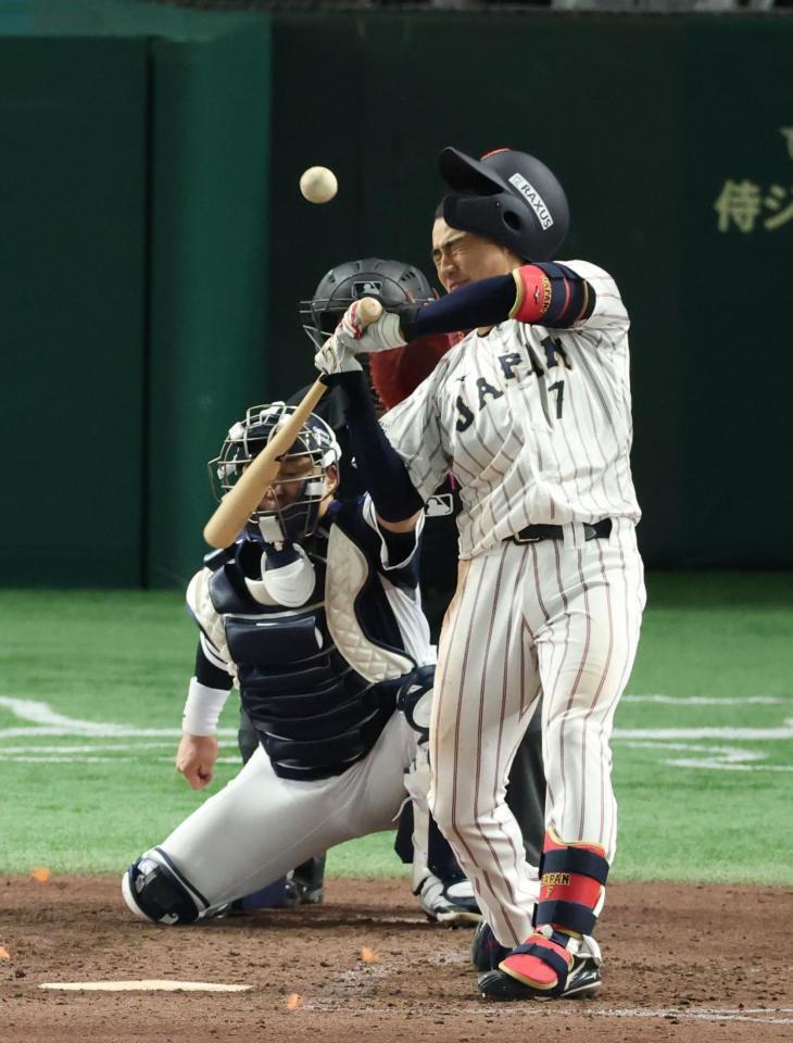 　５回、死球を受ける西川＝１５日