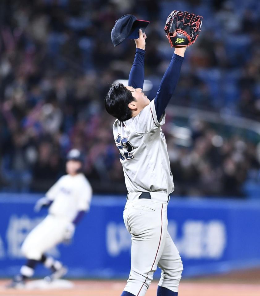 　明大を破りバンザイして喜ぶ立命大・有馬（撮影・園田高夫）