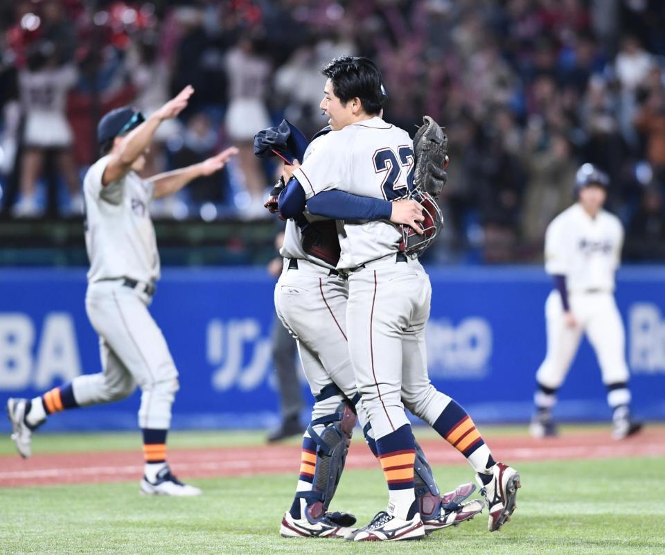 　明大を破り喜ぶ有馬ら立命大ナイン（撮影・園田高夫）