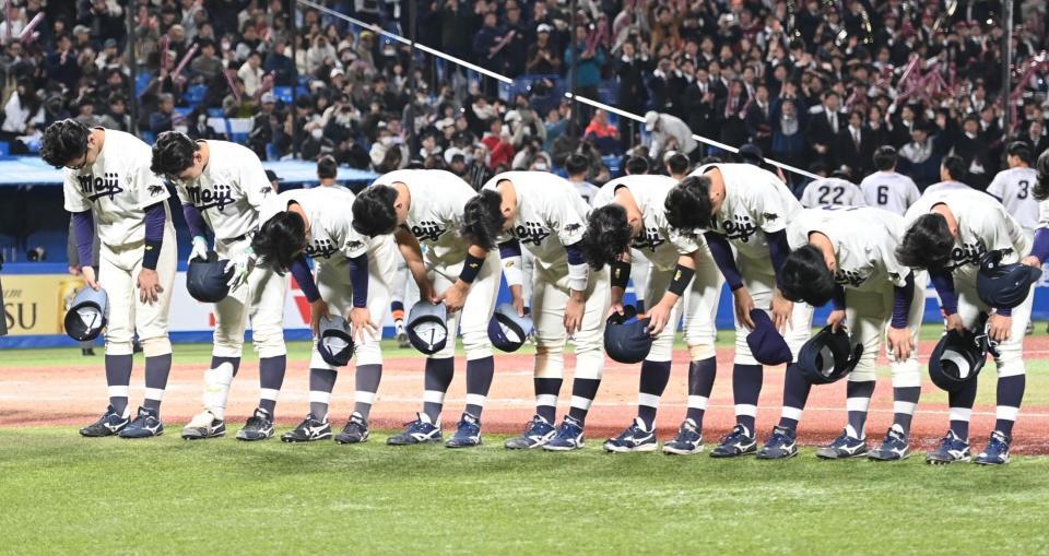 　立命大にタイブレークで敗れガックリの明大ナイン（撮影・園田高夫）