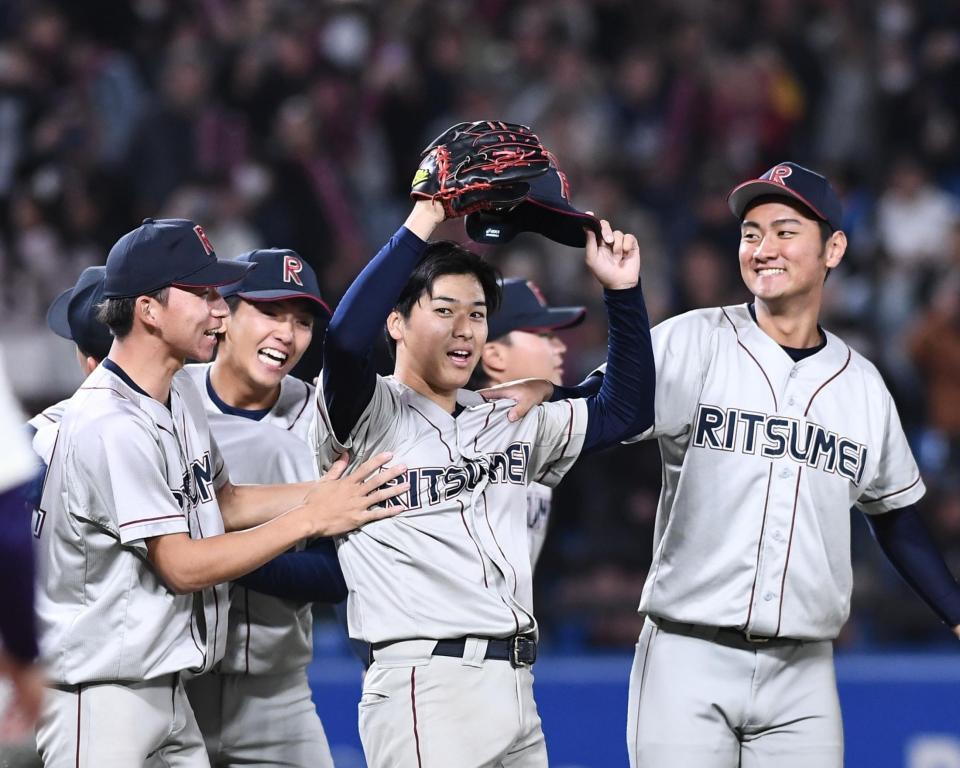 　ナインに祝福される立命大・有馬（中央）＝撮影・園田高夫