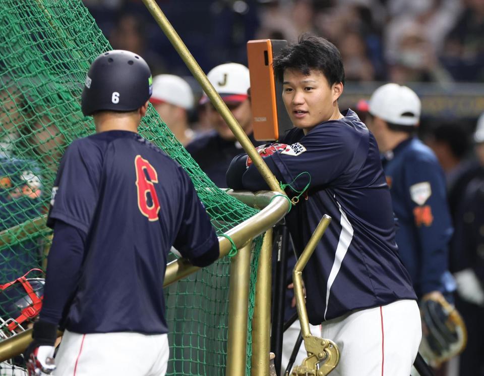 　村林と話す森下（撮影・佐々木彰尚）