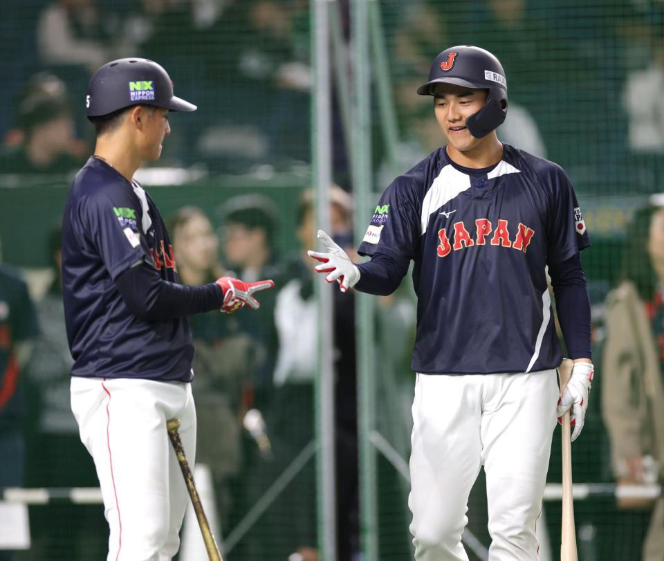 　佐々木（左）とじゃんけんする西川（撮影・西岡正）