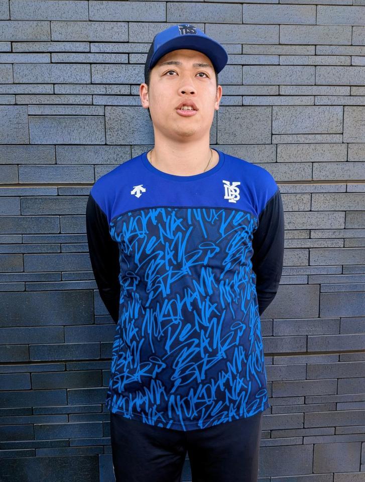 　取材に応じる小園