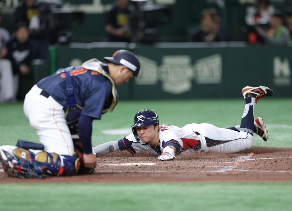 　３回、宋成文の２点適時打で生還する韓国代表・朴海旻（撮影・西岡正）