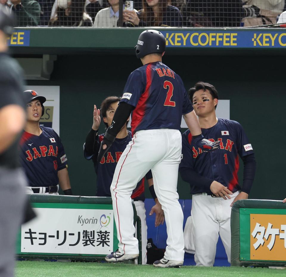 　４回、石上の押し出し四球で三走・牧が生還。出迎えた森下は手をたたかれる（撮影・佐々木彰尚）