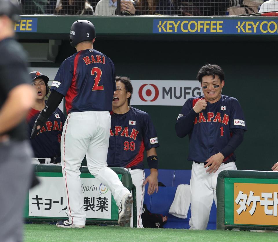 　４回、石上の押し出し四球で三走・牧が生還。出迎える森下は痛がる（撮影・佐々木彰尚）