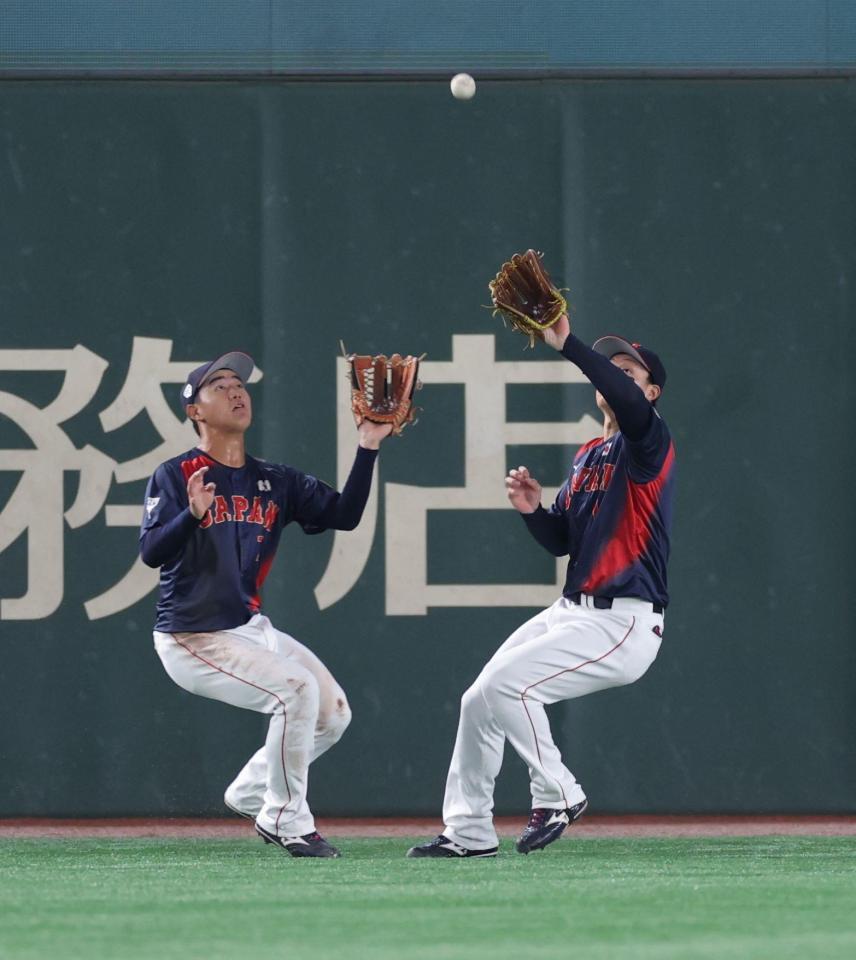 　２回、文保景の中飛を捕球する森下（右）＝撮影・西岡正
