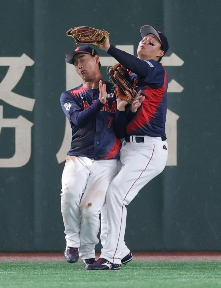 　２回、文保景の中飛を捕球した後、西川（左）とぶつかる森下（右）＝撮影・西岡正