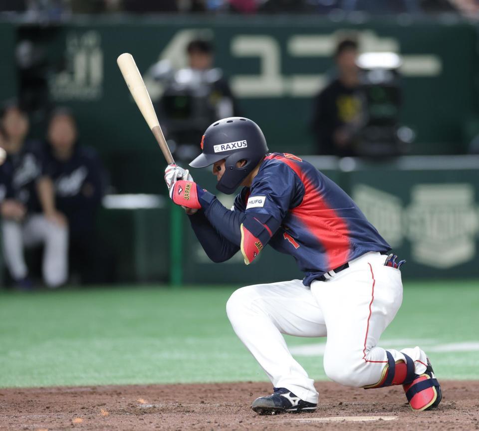 　５回、頭部付近のボールをかがんでよける森下（撮影・西岡正）