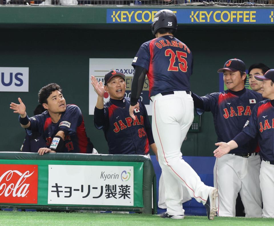 　８回、森下の押し出し四球で三走・岡本が生還。出迎える井端監督（撮影・佐々木彰尚）