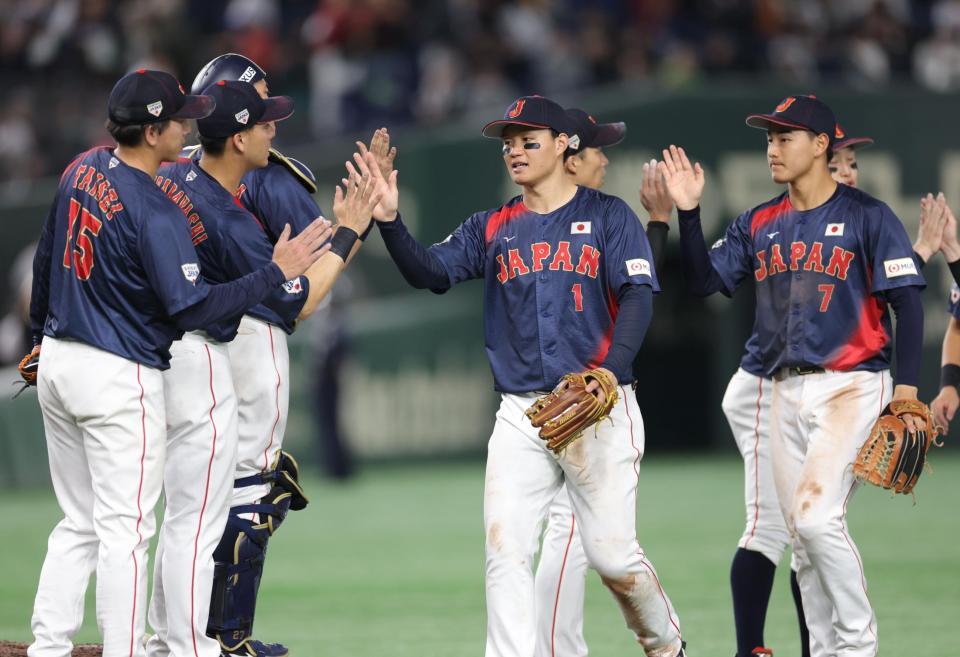 　韓国代表と引き分け、ナインとタッチを交わす森下（中央）＝撮影・西岡正