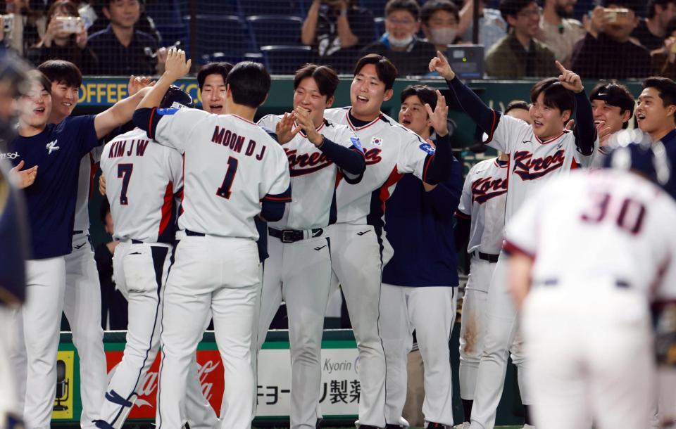 　９回、同点ソロに大喜びの韓国ナイン