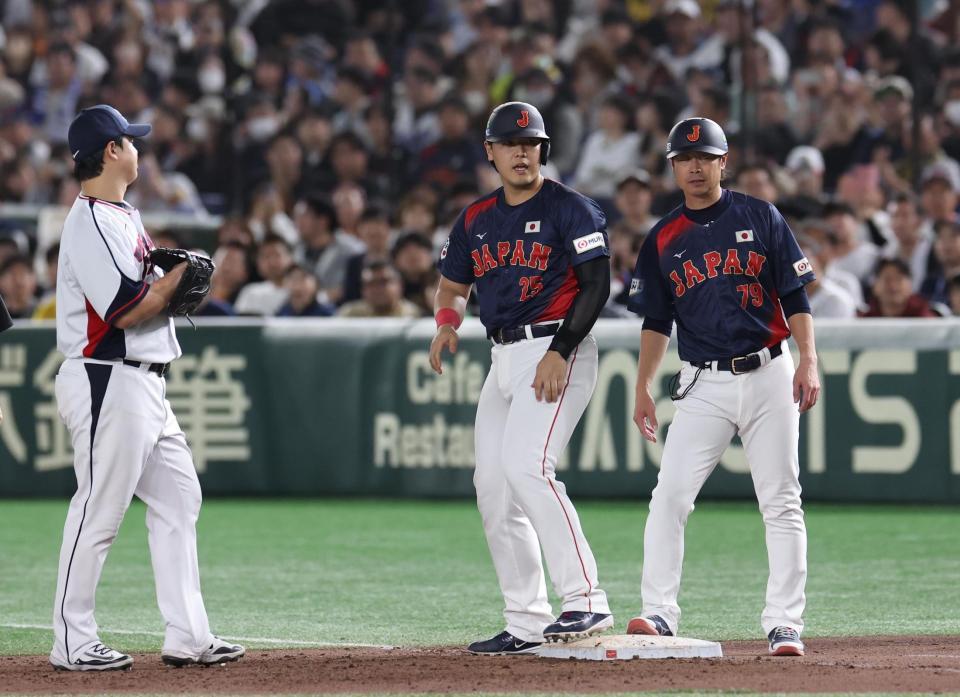 　８回、四球で出塁した代打・岡本（撮影・佐々木彰尚）