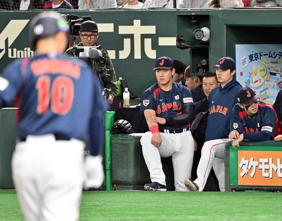 　ベンチから試合を見つめる岡本