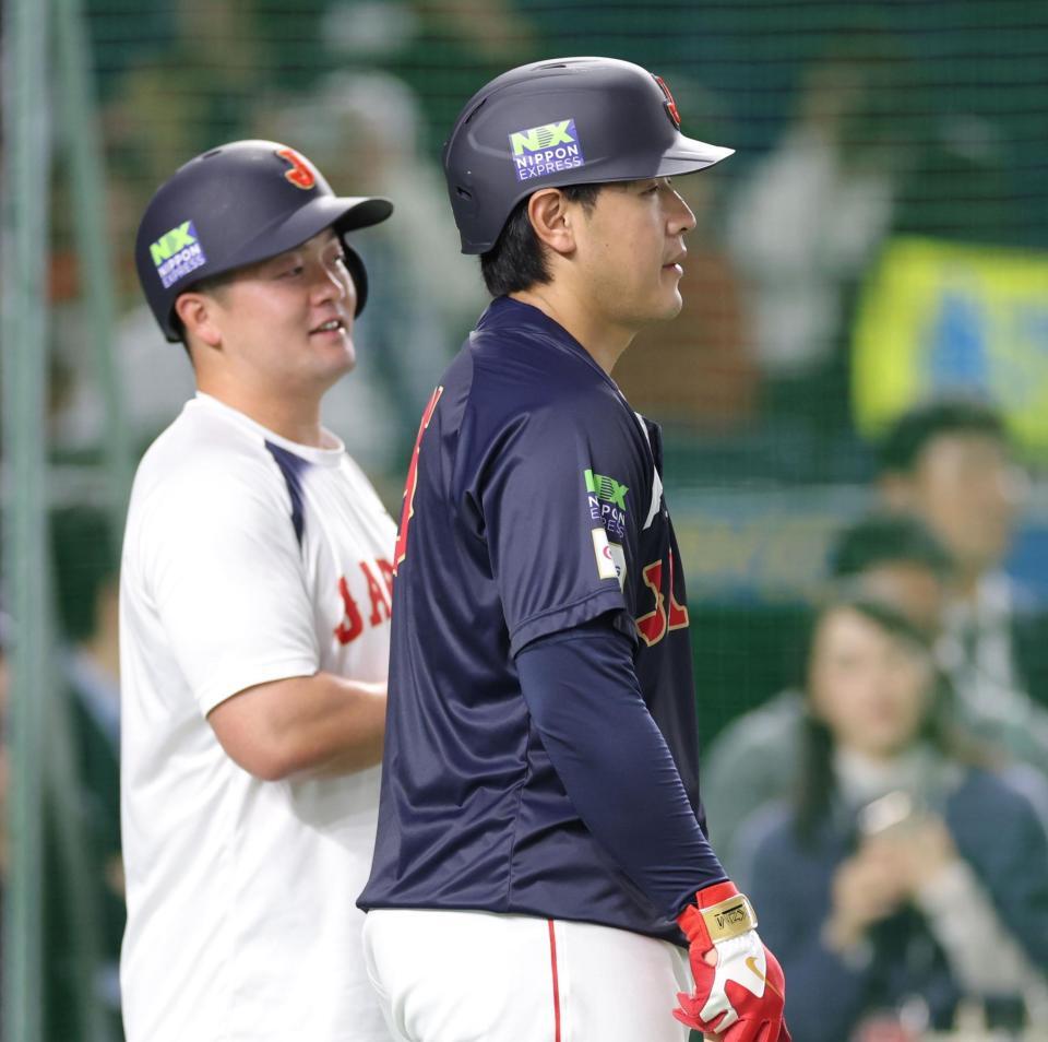　牧（左）と並んで打撃練習に臨む岡本（撮影・西岡正）