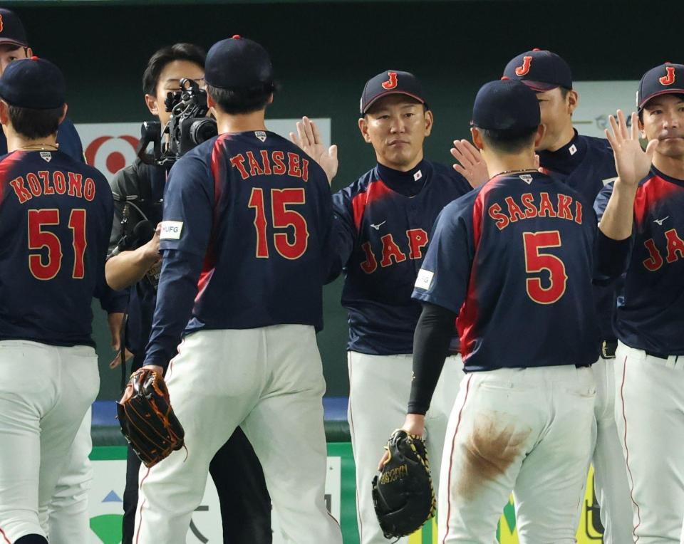 　ナインを迎える井端監督（撮影・金田祐二）