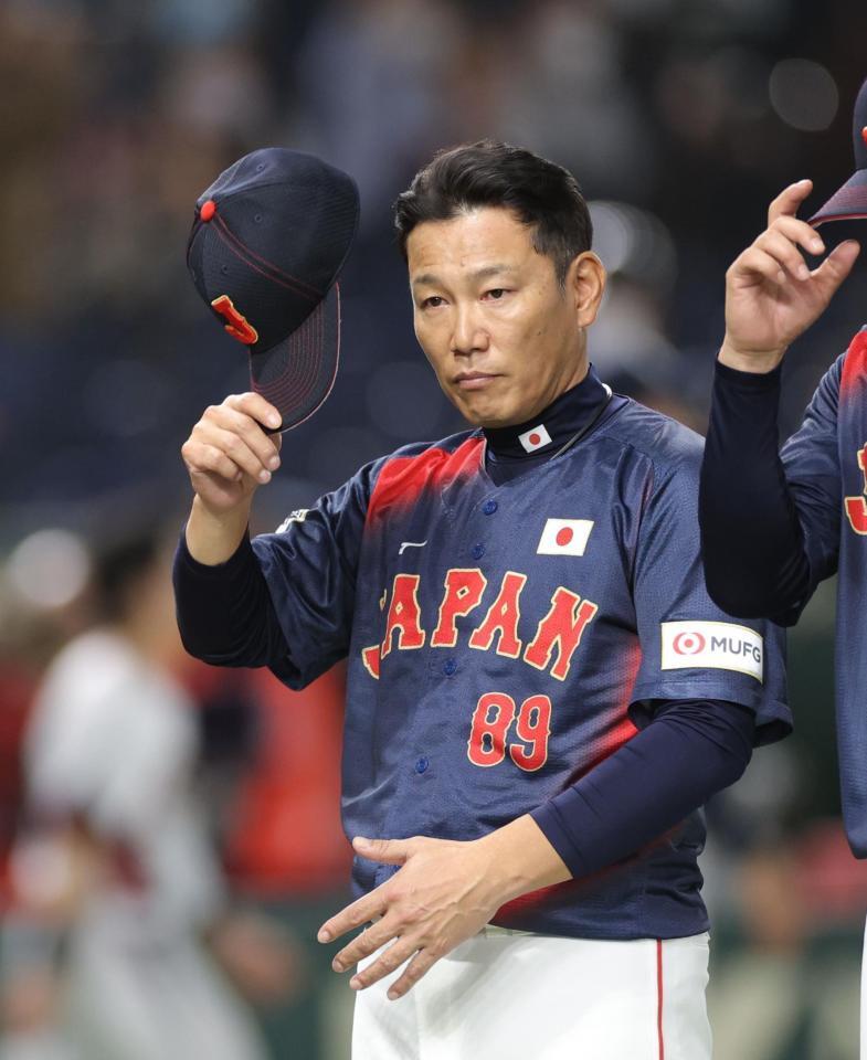 　韓国戦を終え、スタンドにあいさつする井端監督（撮影・西岡正）