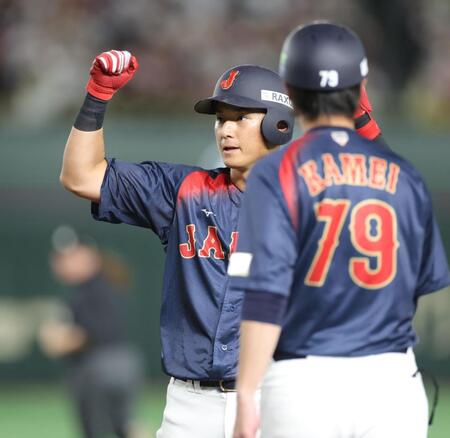 　４回、適時打を放ち、ベンチへ向かってガッツポーズの佐々木（撮影・西岡正）