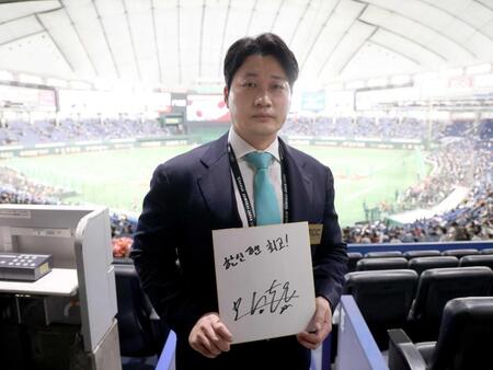 　色紙に「阪神ファン最高」と書いた呉昇桓氏（撮影・佐々木彰尚）