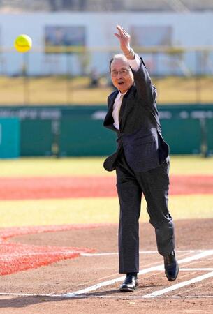 　ファーストピッチセレモニーに登場したソフトバンク・王会長