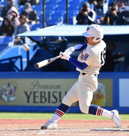 　６回、右越え３ランを放つ神戸国際大付・藤原陽翔（撮影・開出牧）