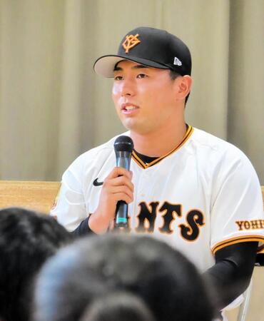 　質問コーナーで子供たちの質問に答える浅野