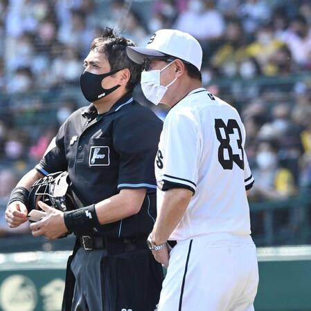 　白井一行球審に投手交代を告げる巨人・原監督＝２２年５月２２日