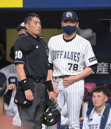 　白井一行球審（左）と話をするオリックス・中嶋監督＝２２年６月９日