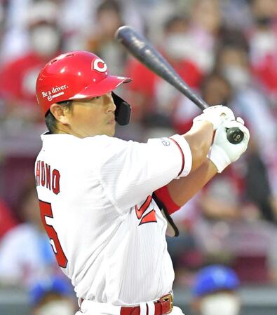 　二塁打を放つ広島・長野久義＝２２年