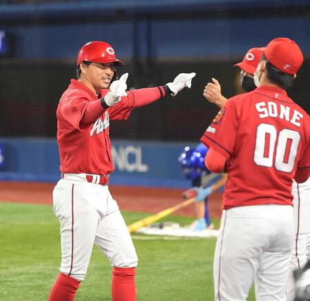 　先制２点二塁打を放ちベンチに迎えられる広島・長野久義＝２１年