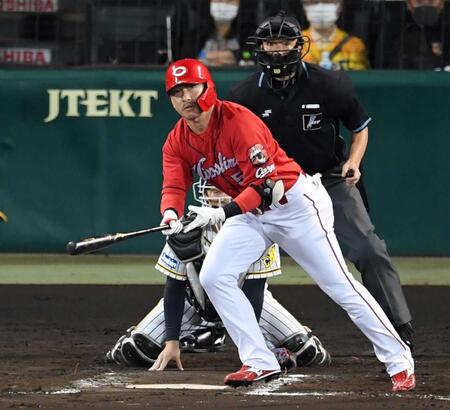 　中前へ適時打を放つ広島・長野久義＝２１年