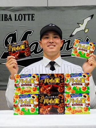 　ロッテのドラフト５位・冨士が仮契約。大好きなパイの実を手に笑顔